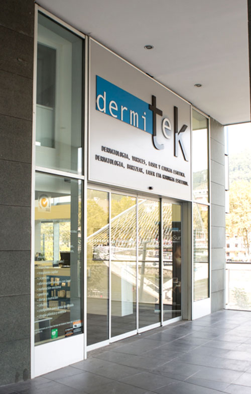Entrada a Dermitek, clínica estética en Bilbao.