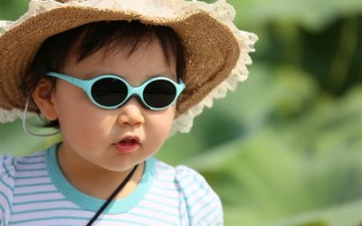 Proteger a los niños en verano del calor y del sol