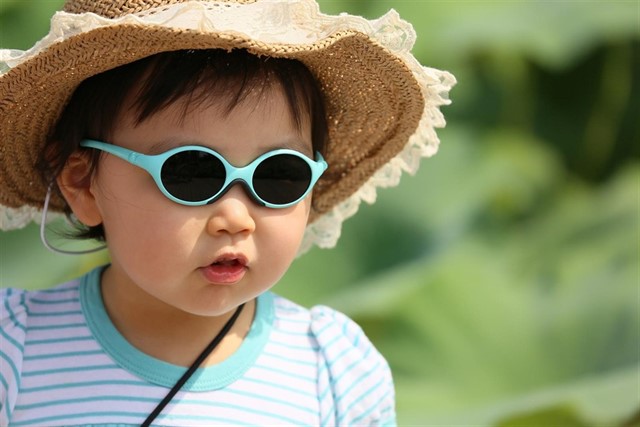 Proteger a los niños en verano del calor y del sol
